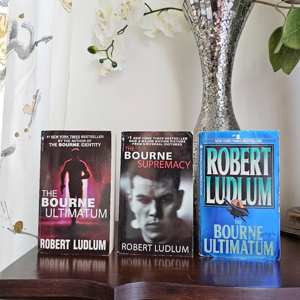 Robert Ludlum Lot of 3 Paperback Books The Bourne Ultimatum The Bourne Supremacy